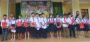 nha truong va phu huy tang qua cho hs nngeo can ngheo kho khan.JPG - 